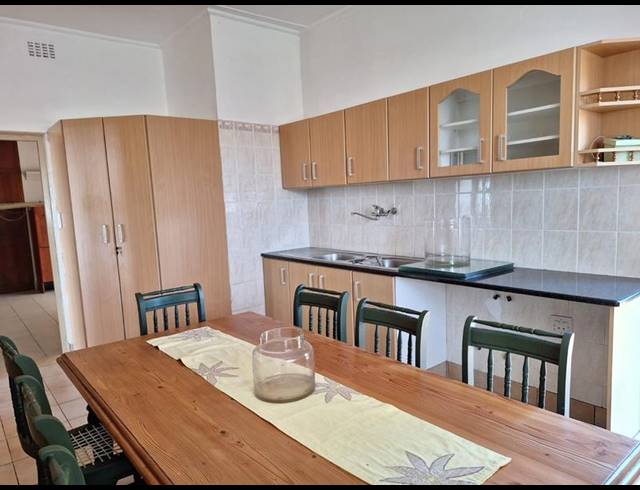 6 BEDROOM HOUSE FOR SALE IN UMKOMAAS